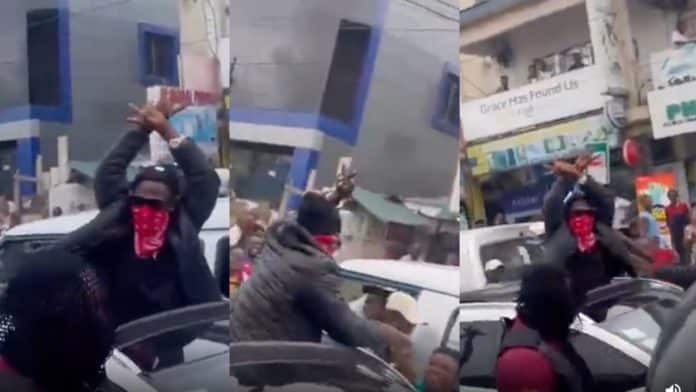 Fake Shatta Wale causes huge traffic on street with fake gestures